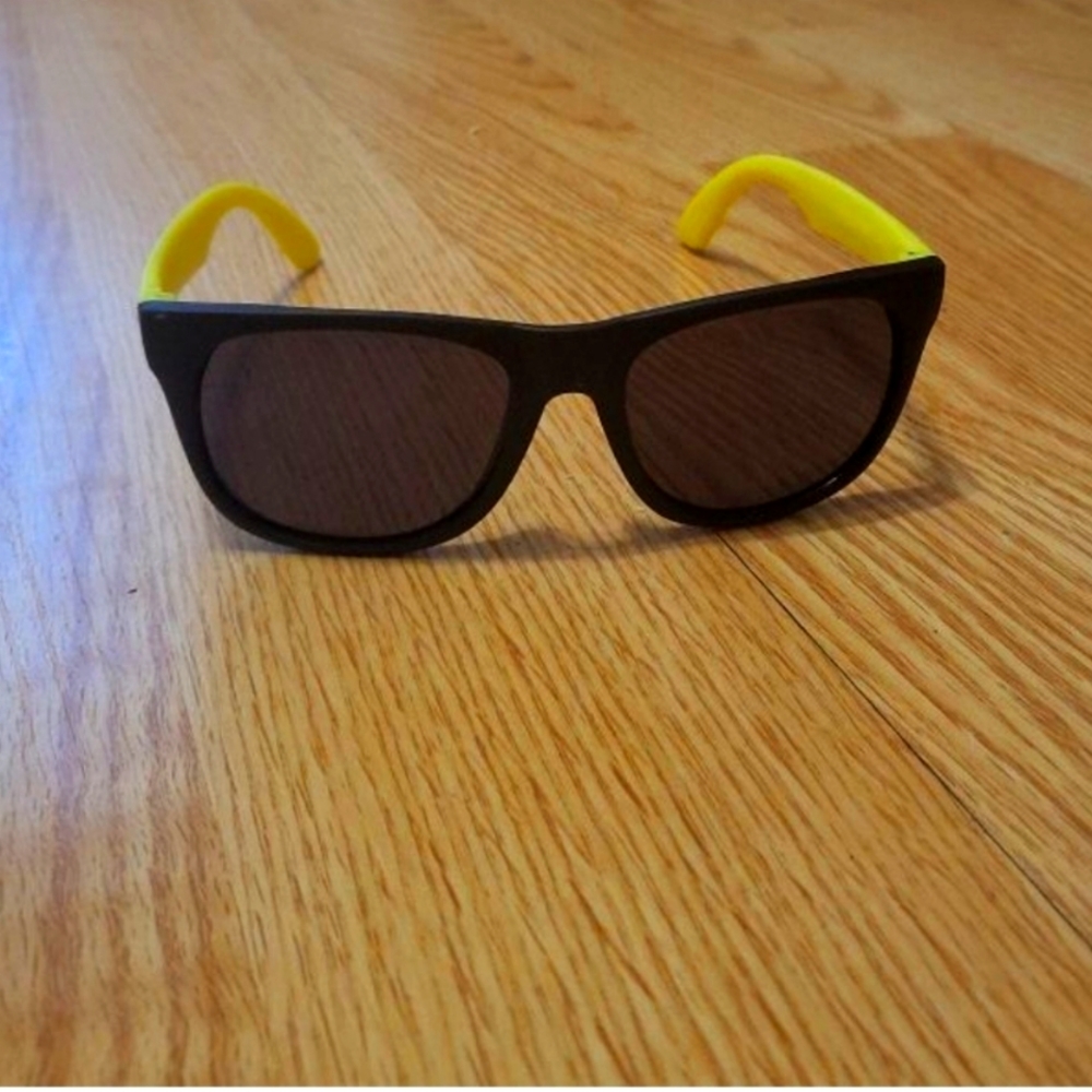 I'm selling glasses that are good and it looks good on everyone even a man/women